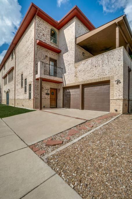 Business Friendly 3 Story Duplex Mins To Bars And Shops Villa Dallas Exterior photo