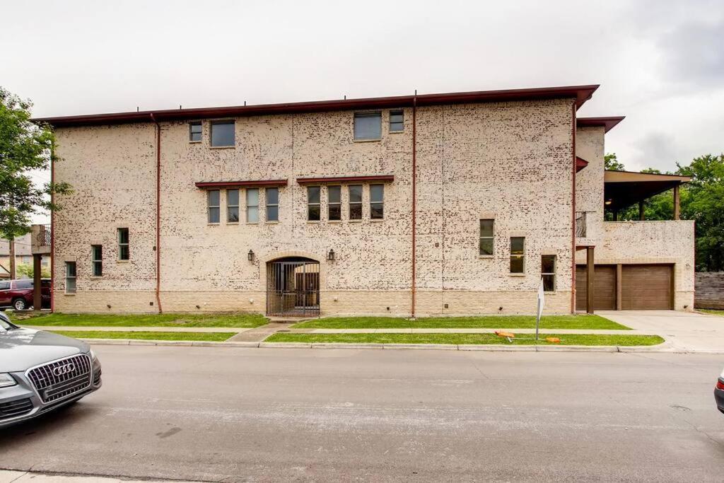 Business Friendly 3 Story Duplex Mins To Bars And Shops Villa Dallas Exterior photo